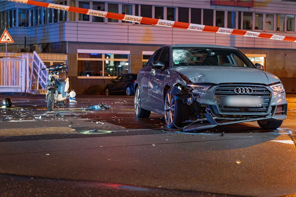 Roller und Auto zeigen: Der Aufprall war heftig.