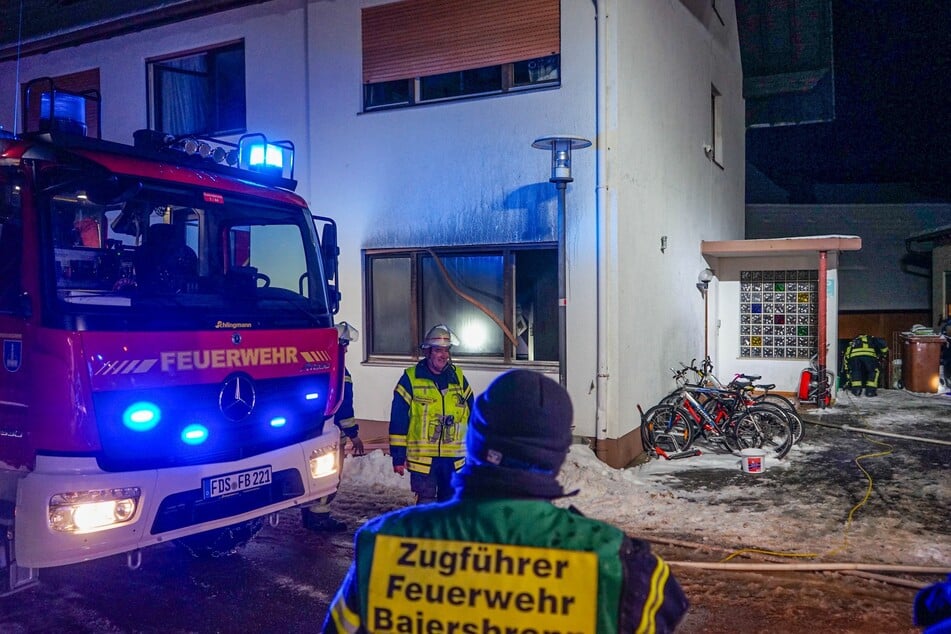 Die Einsatzkräfte der Feuerwehr schafften es, das Feuer schnell unter Kontrolle zu bringen, doch was hat den Brand ausgelöst?
