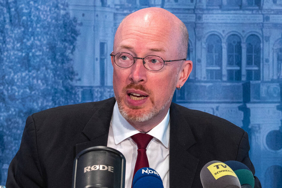 Mecklenburg-Vorpommerns Innenminister Christian Pegel (49, SPD) hat sich in einer Pressemitteilung zutiefst entsetzt über die Tat geäußert.