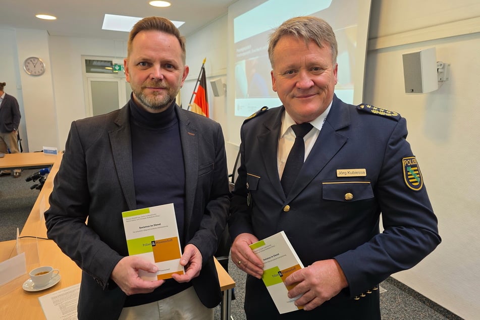Soziologe Thomas Schmidt-Lux (52, l.) und Landespolizeipräsident Jörg Kubiessa (62) stellten die Studie gestern vor.