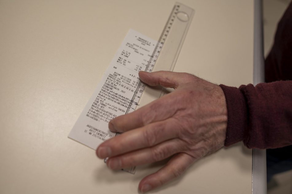Ingolf Römer findet es absurd, 20 Zentimeter lange Kassenbons auszustellen.