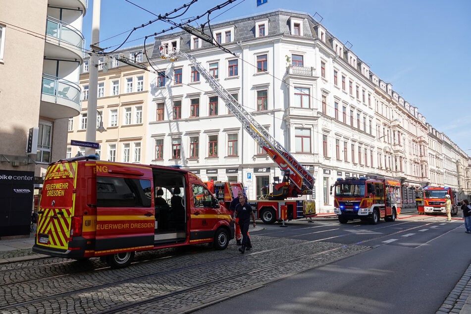 Die Feuerwehr kümmerte sich um die brennende Wohnung.