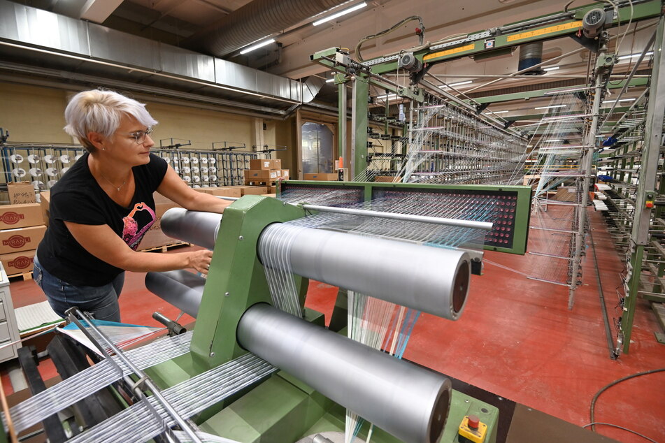 Grit Müller (51) kontrolliert die durchlaufenden Textilfasern.