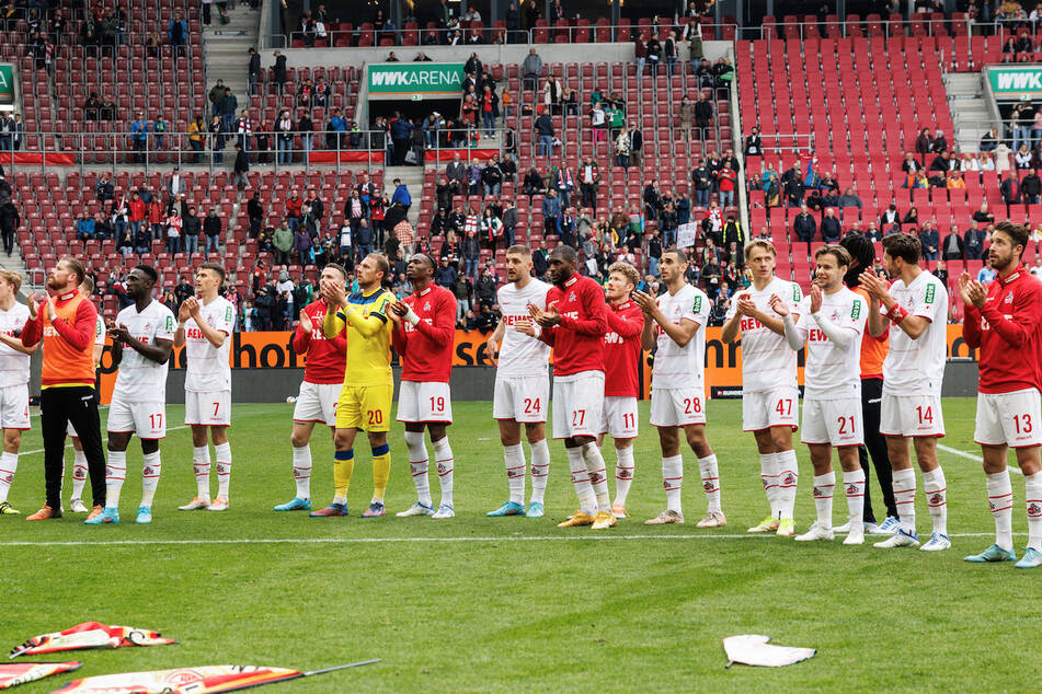 Die Spieler des 1. FC Köln feierten nach dem Spiel den Sieg mit den Fans ins Augsburg.