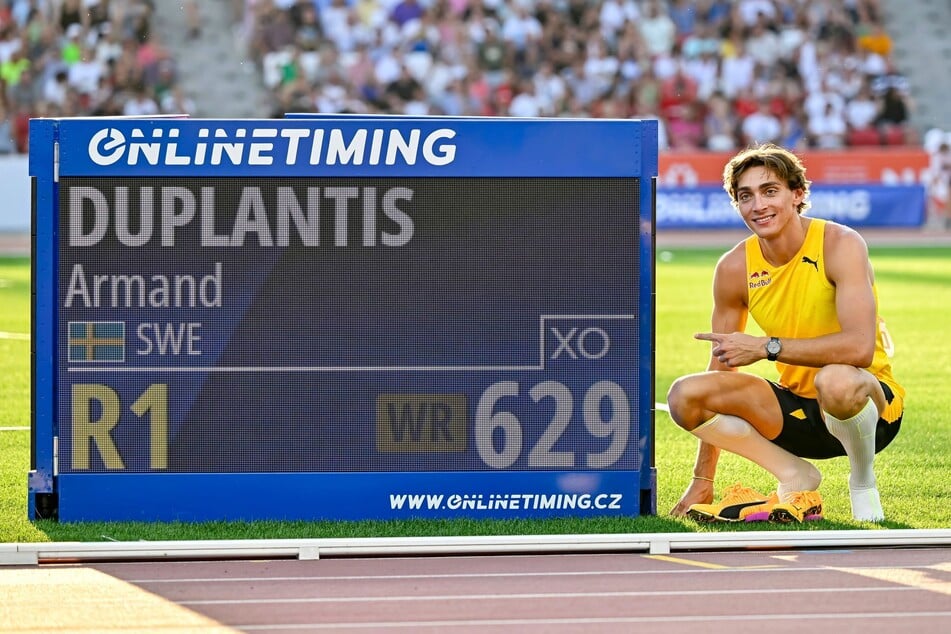 Armand Duplantis (25) brach in Budapest seinen eigenen Weltrekord und schraubte die Höhe auf 6,29 Meter.