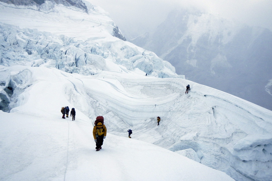 Bergsteiger auf dem Weg zum Gipfel des Mount Everest. (Archivbild)
