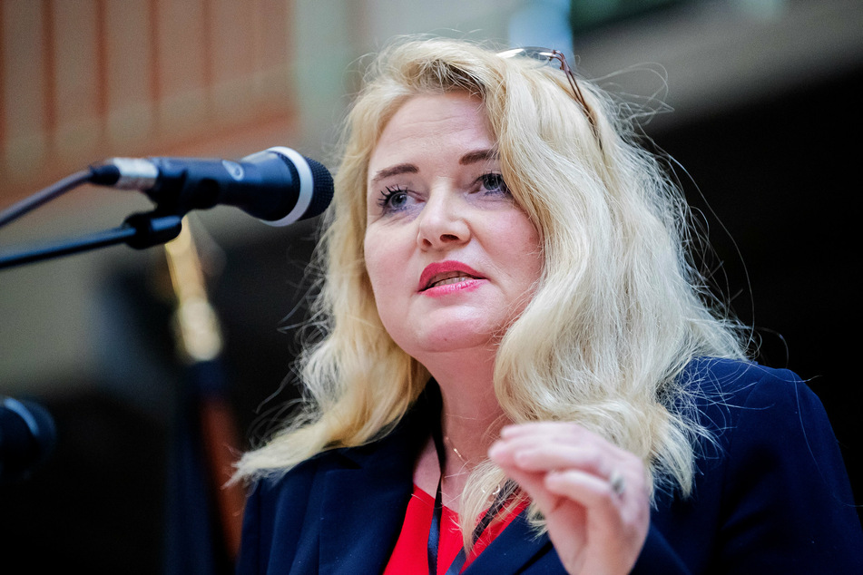 Kristin Brinker (49) spricht bei einem Landesparteitag der Berliner AfD.