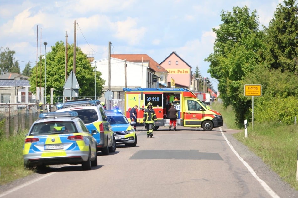 Kräfte von Polizei, Feuerwehr und Rettungsdienst am Sonntag in Dölzig, nachdem auf dem Gelände von Dompteurin Carmen Zander (51) ein Tiger ausgebrochen war. Das Tier wurde schließlich von der Polizei erlegt.