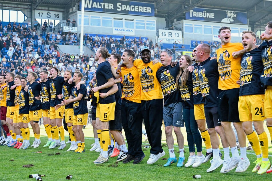 Als geschlossene Einheit feierte Dynamo Dresden den Aufstieg in die 2. Bundesliga.