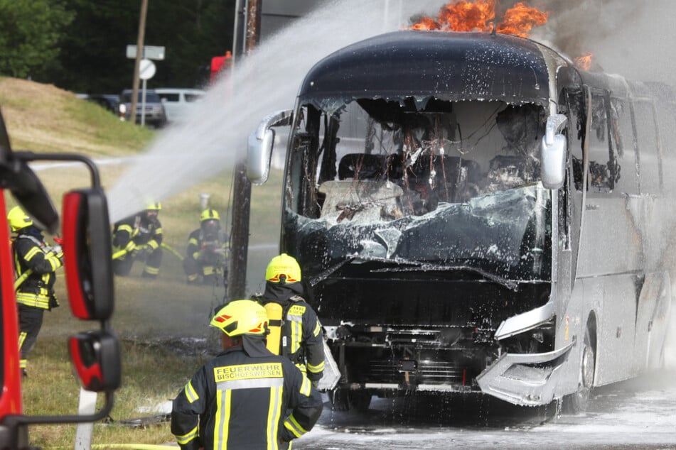 Reisebus in Flammen! Feuerwehr im Großeinsatz