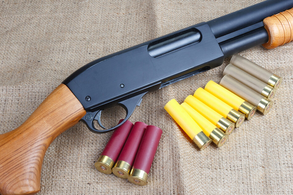 Eine Pumpgun und zwei Pistolen wurden bei dem Beschuldigten gefunden. (Symbolbild)