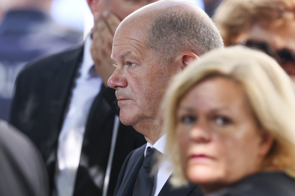 Auch Bundeskanzler Olaf Scholz (66, SPD) und Bundesinnenministerin Nancy Faeser (54, SPD) nahmen an der Trauerfeier teil.