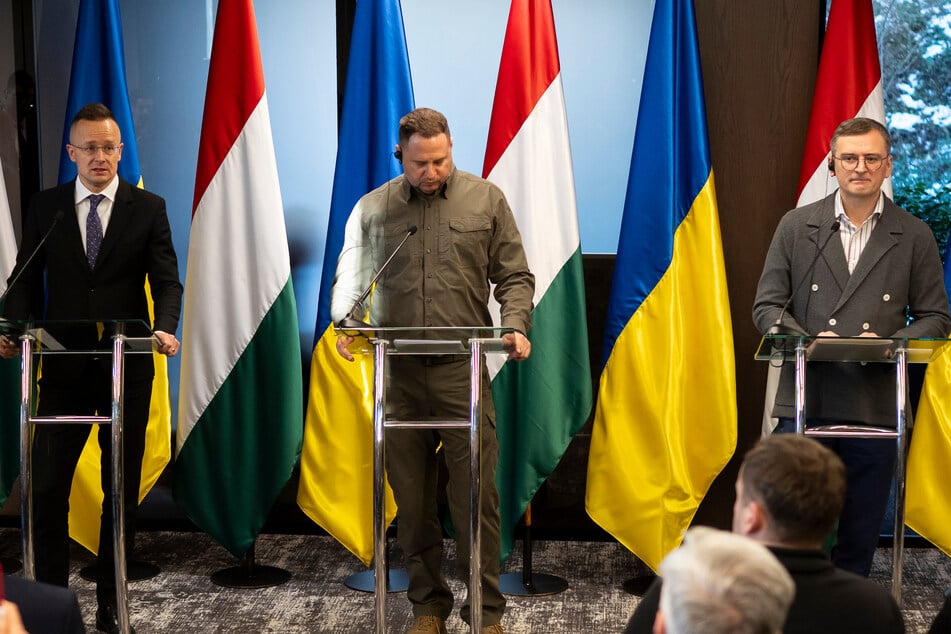 Ukraines Außenminister Dmytro Kuleba (42, r.), Ungarns Außenminister Peter Szijjarto (45, l.) und Selenskyjs Präsidialamtschef Andrij Jermak (52, m.) nehmen an der Pressekonferenz zum Treffen teil.