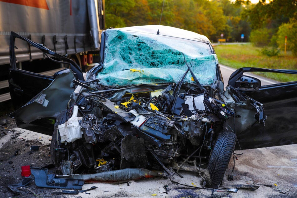 Das Autowrack gibt einen Eindruck davon, wie heftig der Crash gewesen sein muss.