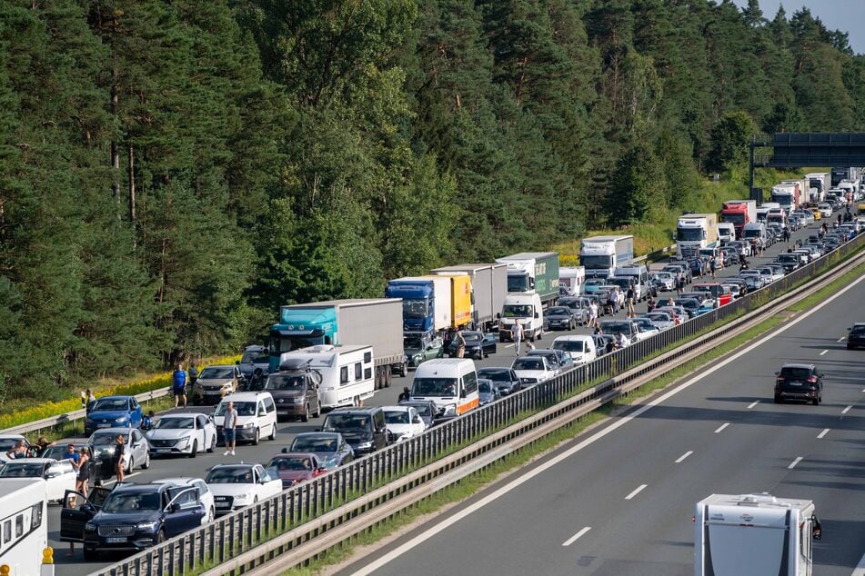 Der Verkehr staute sich hinter der Sperrung der A9 kilometerweit.