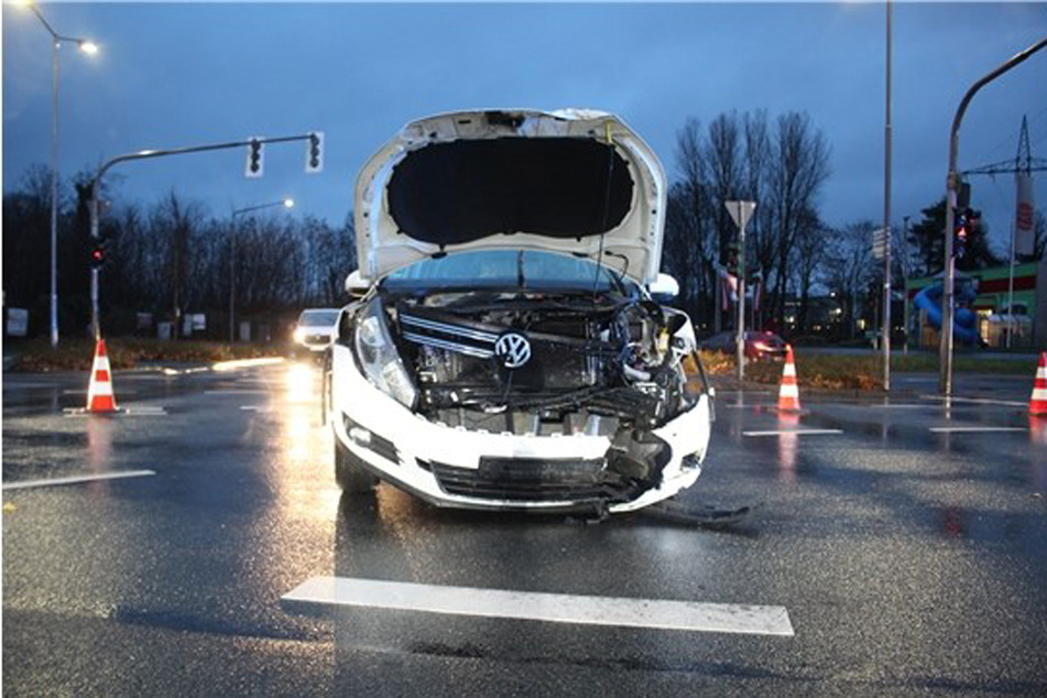 Auch der Opel wurde stark beschädigt.
