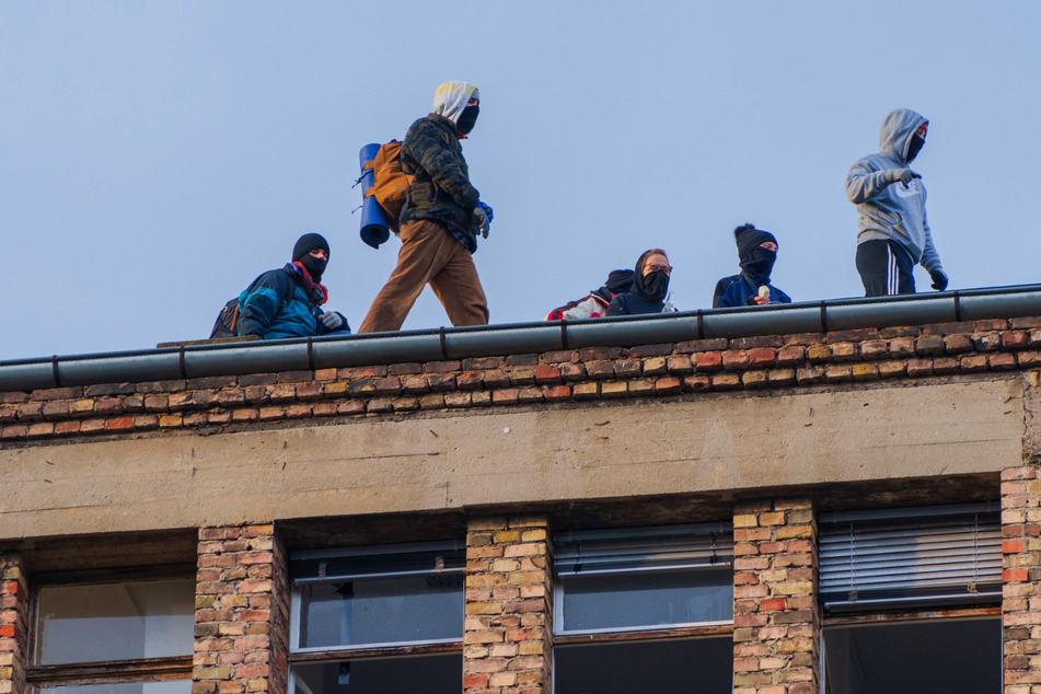 Aufgrund einiger Aktivisten auf dem Dach des Gebäudes könnte die Räumung noch einige Stunden andauern.