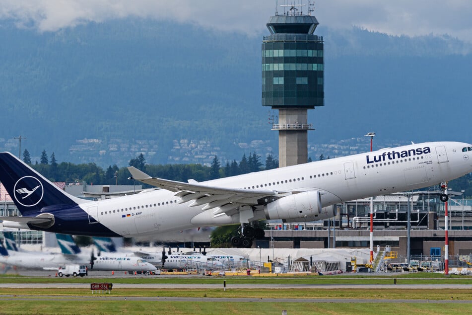 Ein Lufthansa-Flugzeug vom Typ Airbus A330-300 startet von einem internationalen Flughafen.