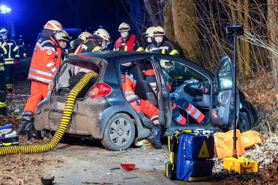 Die Feuerwehr musste den 28-Jährigen aus dem Unfallauto befreien.