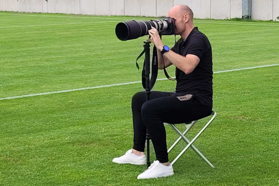 Sportchef Matthias Heidrich (46) schnappte sich kurzerhand die Kamera von Sportfotograf Sven Sonntag.