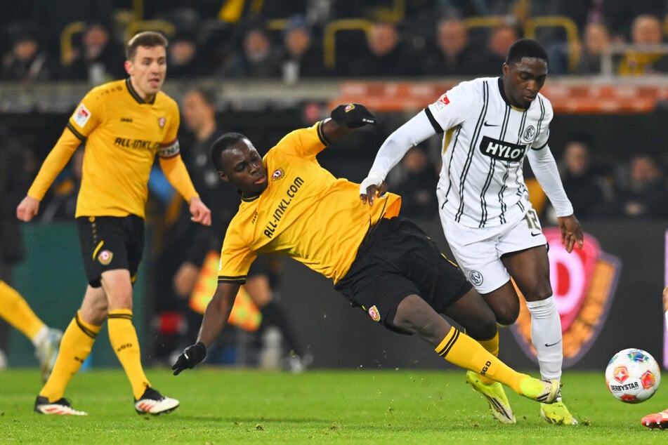 Niklas Hauptmann (29, l.) und Kofi Amoako (20, M.) müssen ein wenig aufpassen.