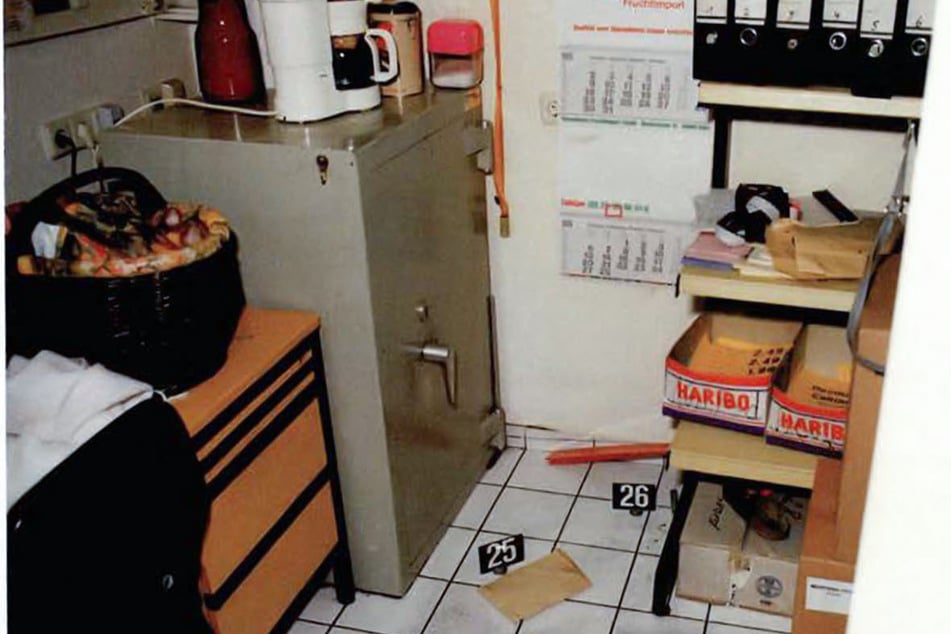 Sonja K. (†24) wollte gerade die Waren einräumen, als sie in einer Lidl-Filiale Opfer eines Mordes wurde. Aus dem Tresor verschwanden derweil mehrere Tausend D-Mark. (Archivfoto)