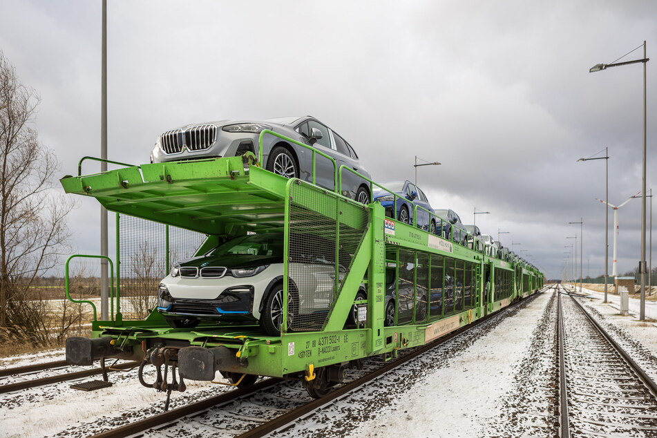 Die Bahnwaggons mit fabrikneuen BMW-Fahrzeugen drohten zu entgleisen.