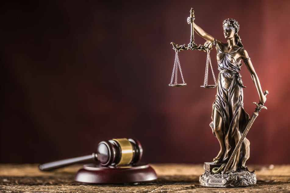 Justitia, die Göttin der Gerechtigkeit, hält ein Schwert und eine Bronze-Statue in der Hand. (Symbolbild)