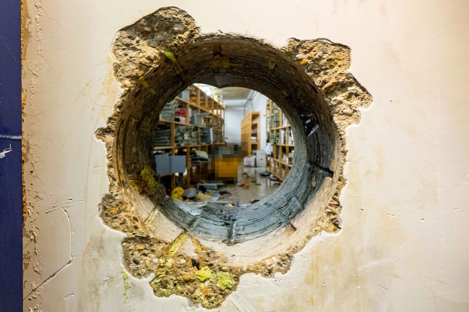 Bei dem Sparkassen-Einbruch hatten Unbekannte ein Loch in eine dicke Betonwand gebohrt.