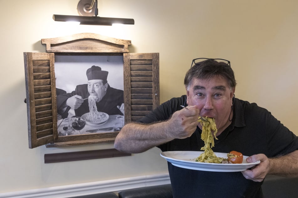 Futtern wie "Don Camillo" - Stavros Soudias (60) verputzt die Tagliatelle Pesto Di Piselli E Salsiccia Lucana wie einst der pfiffige Pope aus dem Film.