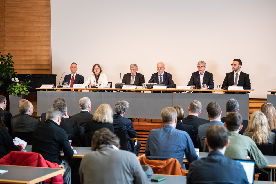 Matthias Jestaedt (l.-r.), Elisabeth Lammert, Edgar Villwock, Eugen Endress, Magnus Striet und Marc Mudrak nehmen bei einer Pressekonferenz der Erzdiözese Freiburg.