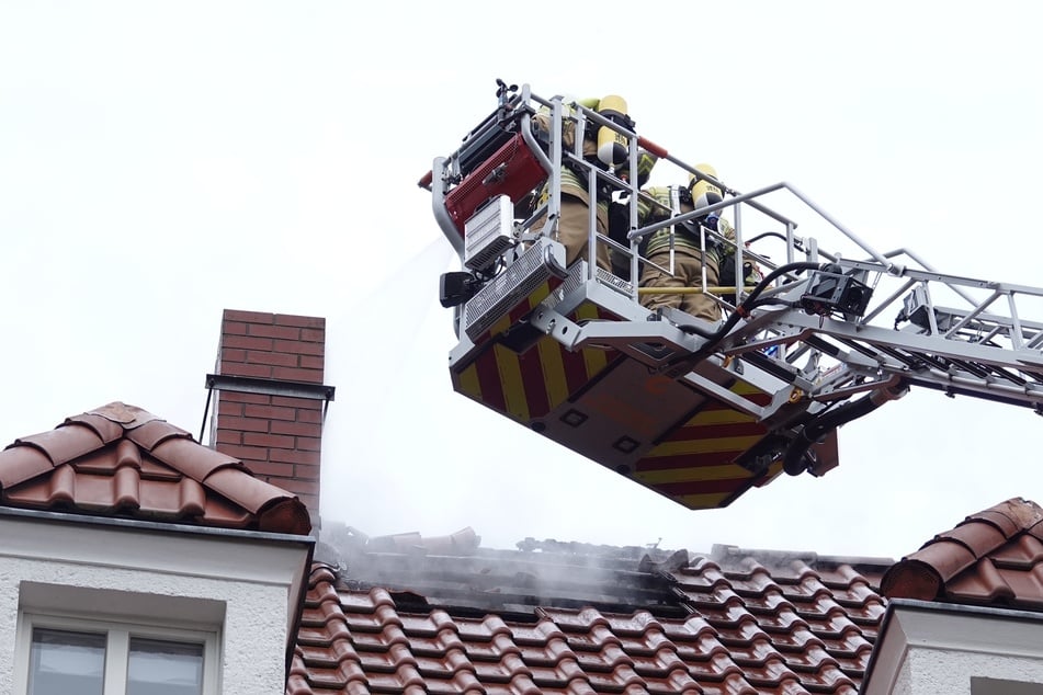 Dresden: Blitz schlägt in Dachstuhl ein! Schwelbrand lodert weiter