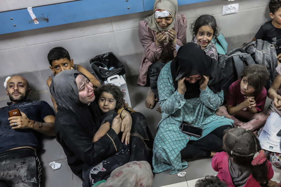 Verletzte Palästinenser warten auf medizinische Versorgung im Al-Shifa Krankenhaus in Gaza-Stadt, nachdem sie im Al-Ahli-Krankenhaus bei einem Raketeneinschlag verletzt wurden.