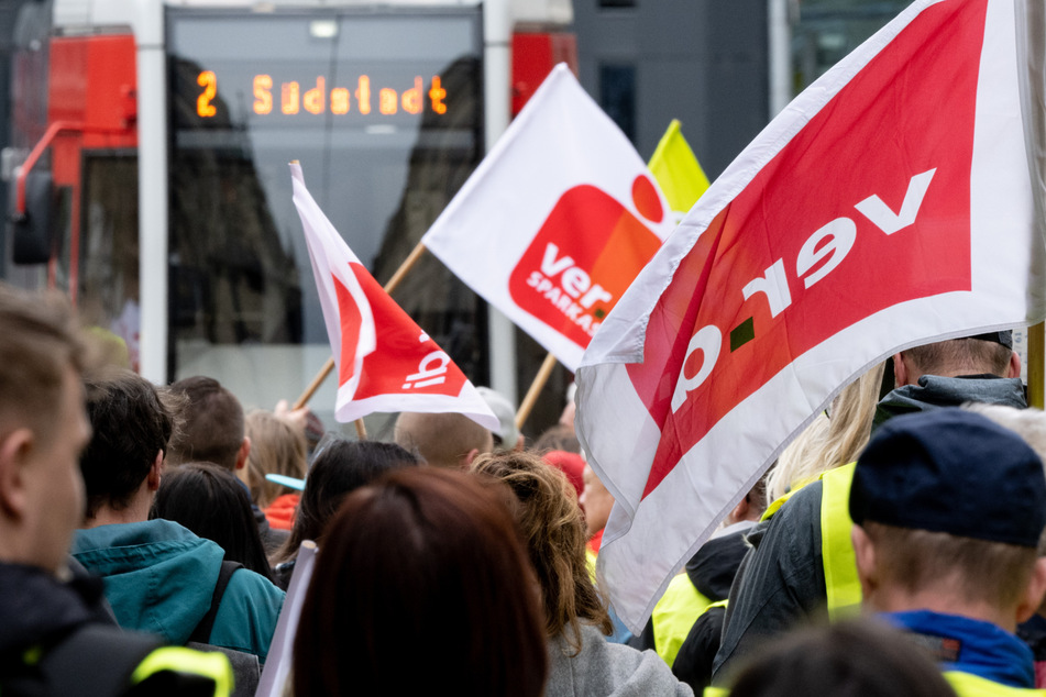 Die Gewerkschaften Verdi und EVG rufen am Montag zum Warnstreik auf.