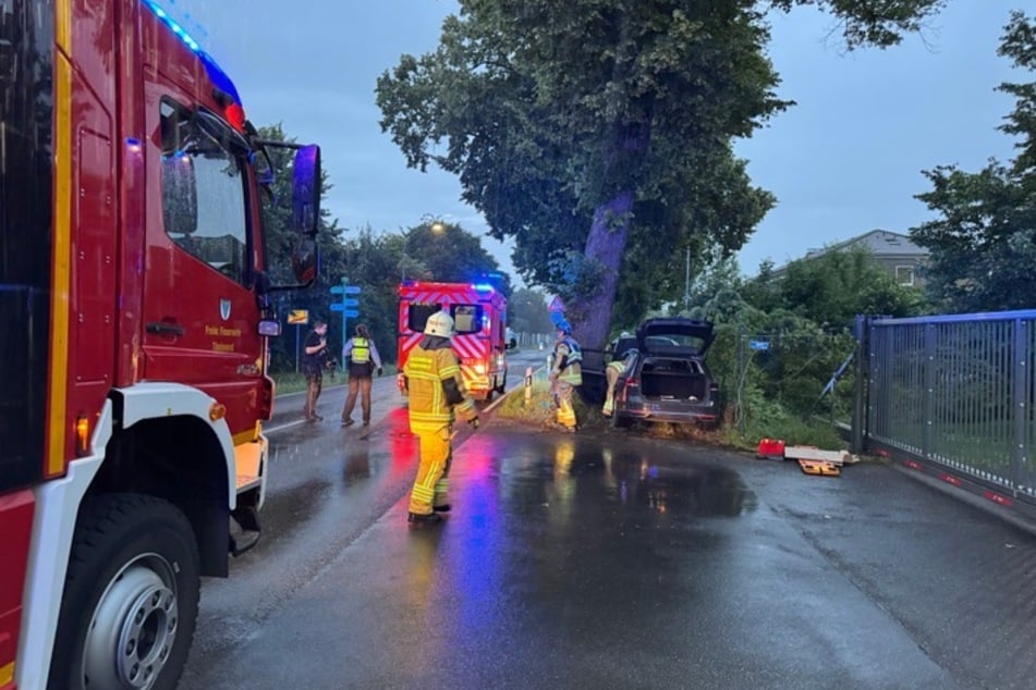 Das Auto wurde bei dem Unfall zwischen einem Baum und einem Zaun eingeklemmt.