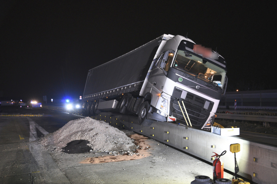 Unfall A6: Lkw fährt auf Leitplanke und bleibt dort hängen: Autobahn gesperrt