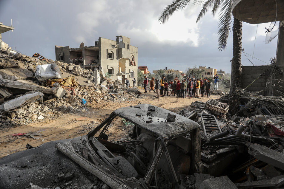 Palästinenser inspizieren die Überreste zerstörter Gebäude nach israelischem Bombardement.