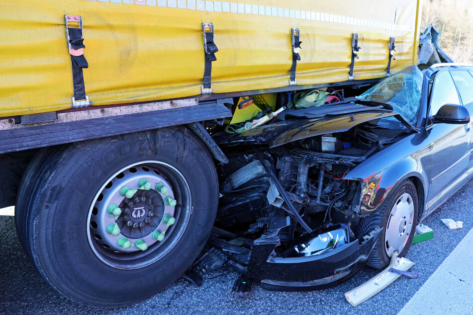 Auto kracht in Lkw und wird Hunderte Meter mitgeschleift: Zwei Verletzte!