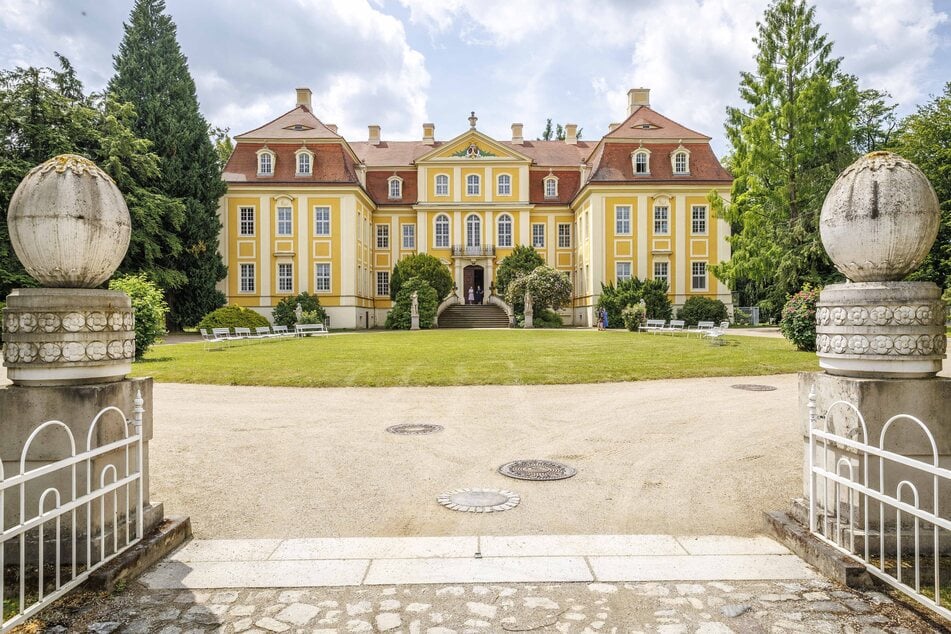 Bei der Sonntagsführung im Barockschloss Rammenau erhalten Besucher spannende Einblicke in Geschichte und Architektur.