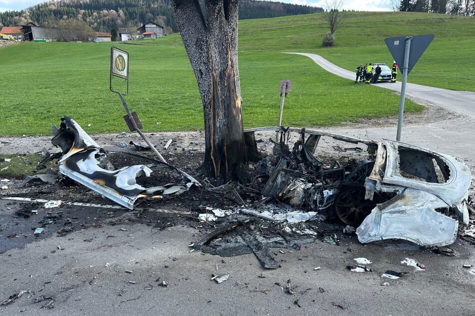 Durch die Wucht des Aufpralls wurde das Fahrzeug massiv zerstört und ging unmittelbar in Flammen auf.