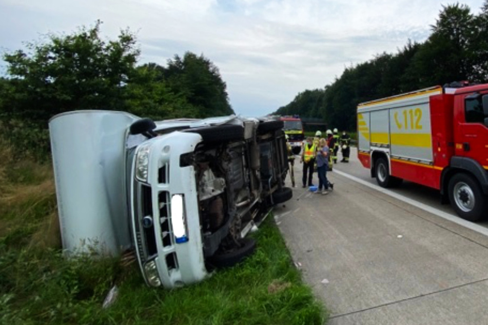 Unfall A1: Reifen geplatzt! Wohnmobil schleudert über Fahrbahn und kippt um
