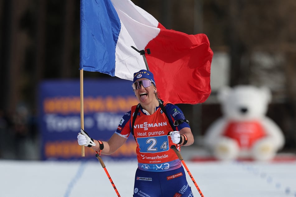 Julia Simon (28) schwenkte die französische Fahne nach dem Staffelsieg bei der Biathlon-WM.