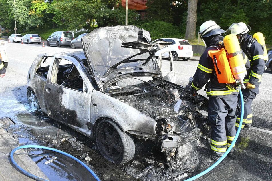 Hamburg: Auto geht an Ampel plötzlich in Flammen auf und brennt komplett aus