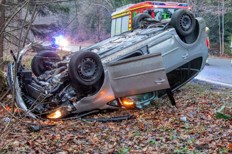 Baum-Crash im Vogtland: VW-Fahrer im Krankenhaus