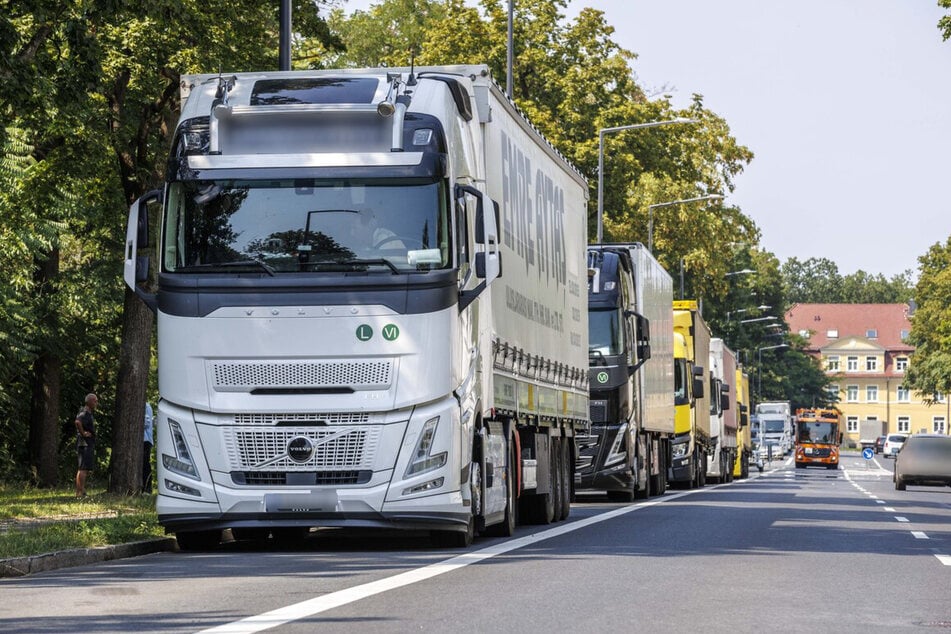 Ab Freitagnachmittag bis Montagfrüh warten internationale Trucker auf dem Seitenstreifen der Stauffenbergallee.