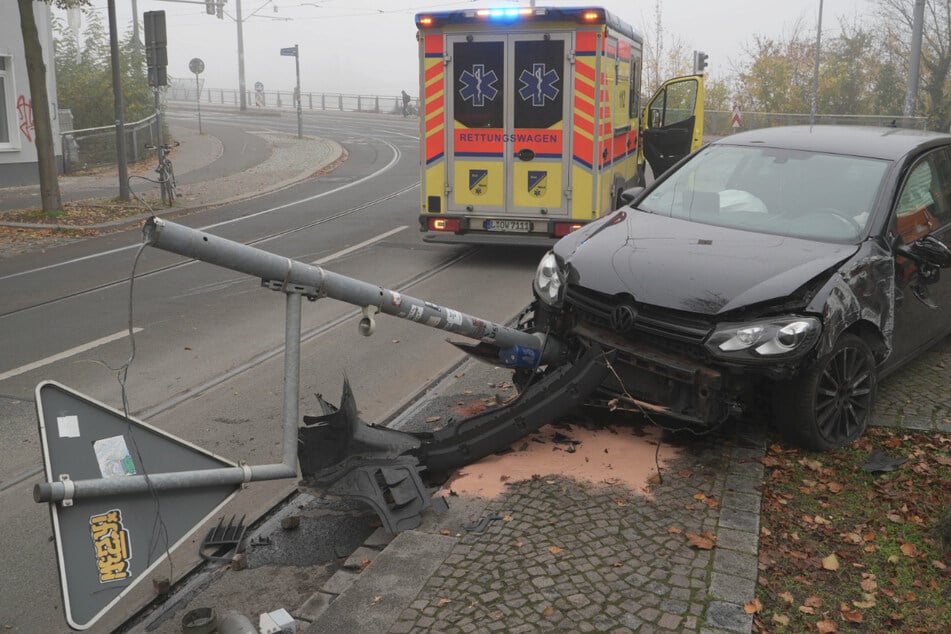 Der 23-jährige Fahrer hatte beim Abbiegen die Kontrolle über den VW verloren.