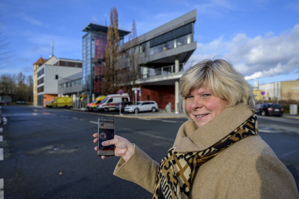 Mandy Zubritzky (48, CDU) zeigt die "Mobile Retter"-App vor der Chemnitzer Rettungsleitstelle.