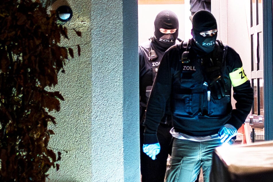 Polizei und Zoll rückten zu einem gemeinsamen Schlag gegen den organisierten Drogenhandel aus.