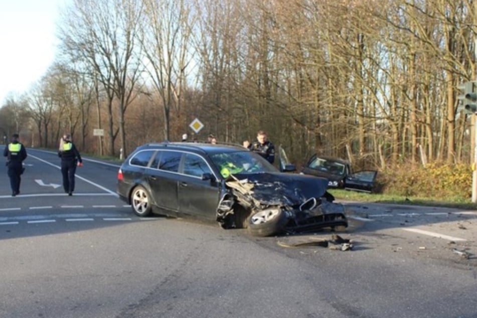 Beide Unfallfahrzeuge mussten nach dem Zusammenstoß abgeschleppt werden.