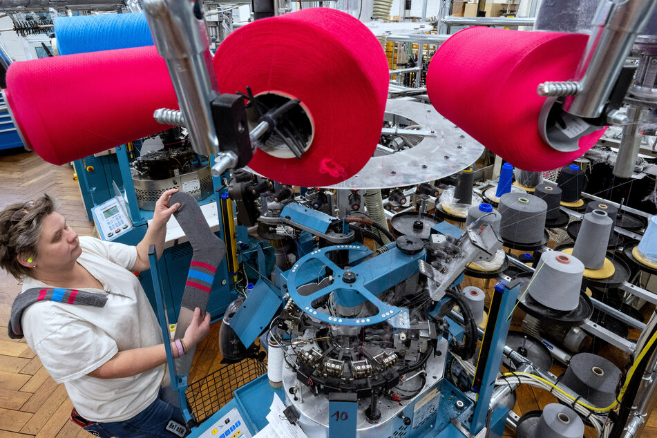 Einblick in die Strumpfwerke Lindner GmbH in Hohenstein-Ernstthal: Die Beschäftigten der ostdeutschen Textilindustrie bekommen mehr Lohn.